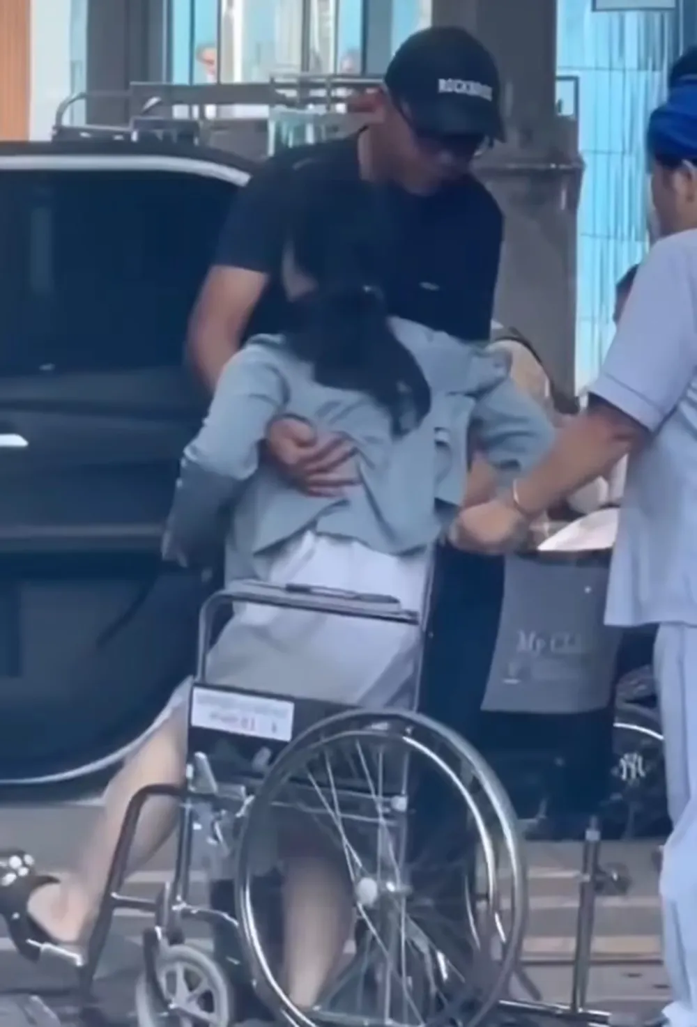 Sản phụ được đưa đến bệnh viện kịp thời. Ảnh: CA tp-hcm-cong-an-phuong-hu-coi-mo-duong-dua-thai-phu-den-benh-vien.jpg