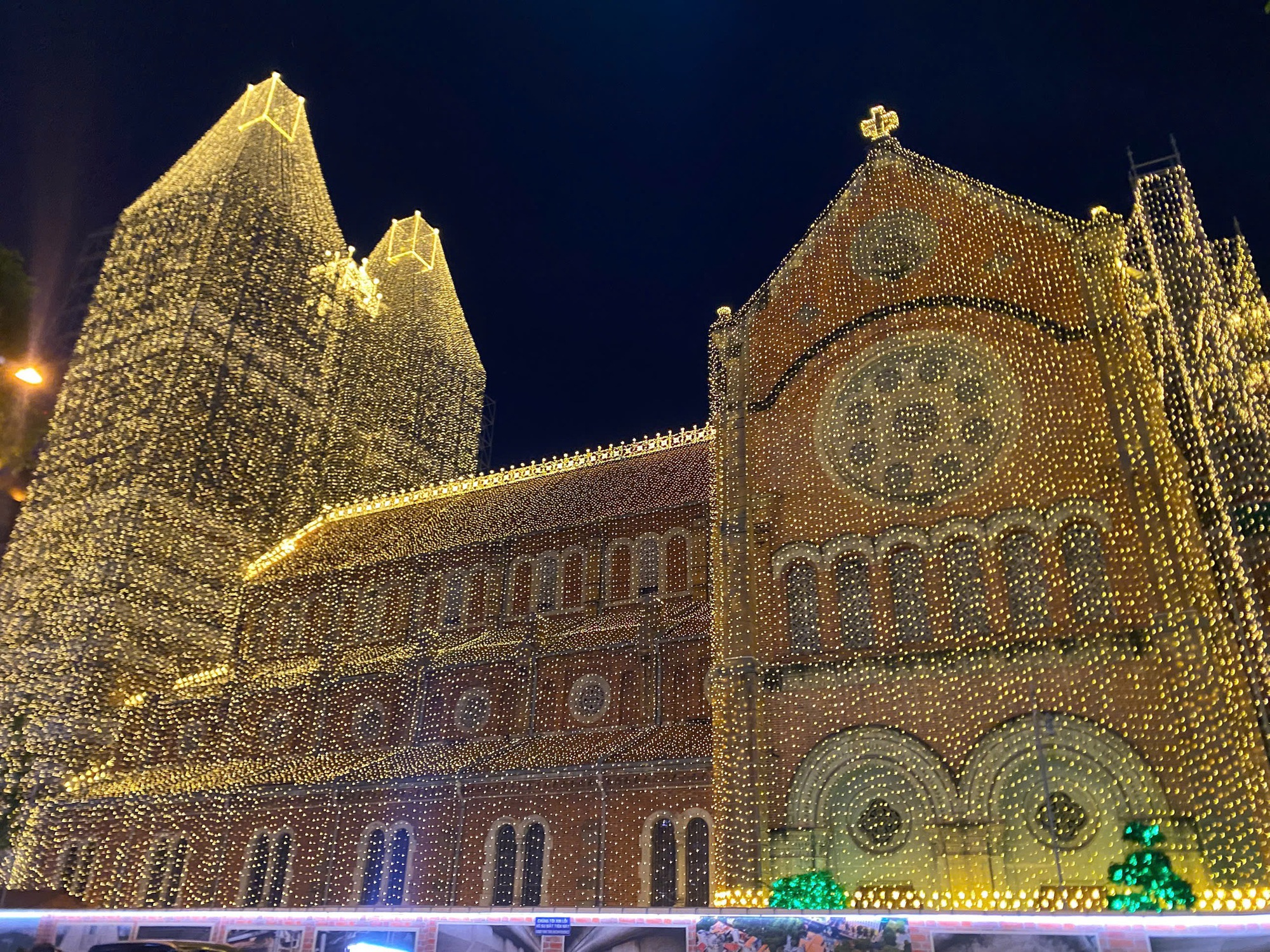 Giống Thượng Hải, điểm ngay trung tâm TP.HCM khiến nhiều người xếp hàng chỉ để xem khoảnh khắc lúc 18h45- Ảnh 4. Giống Thượng Hải, điểm ngay trung tâm TP.HCM khiến nhiều người xếp hàng chỉ để xem khoảnh khắc lúc 18h45- Ảnh 4.