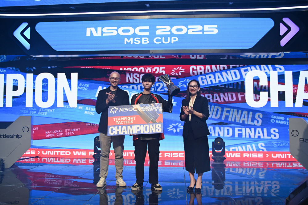 Tổng giám đốc BEAT Network và Đại diện ngân hàng MSB trao Cup Vô địch cho tuyển thủ Đàm Văn Sơn.
Tổng giám đốc BEAT Network và Đại diện ngân hàng MSB trao Cup Vô địch cho tuyển thủ Đàm Văn Sơn.