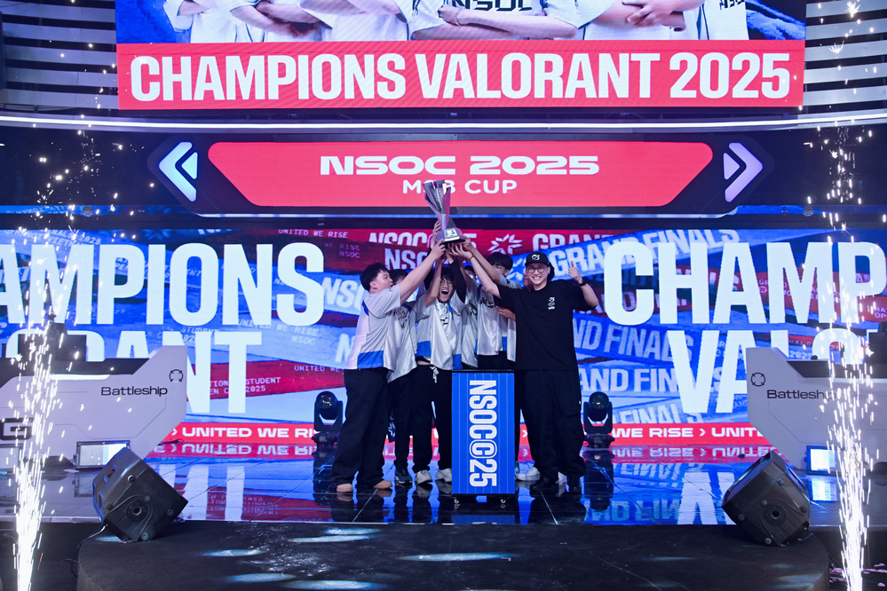 Chủ tịch Hội đồng Quản trị OEG Đỗ Bình Dương trao Cup Vô địch cho các tuyển thủ Galaxy Punch.
Chủ tịch Hội đồng Quản trị OEG Đỗ Bình Dương trao Cup Vô địch cho các tuyển thủ Galaxy Punch.