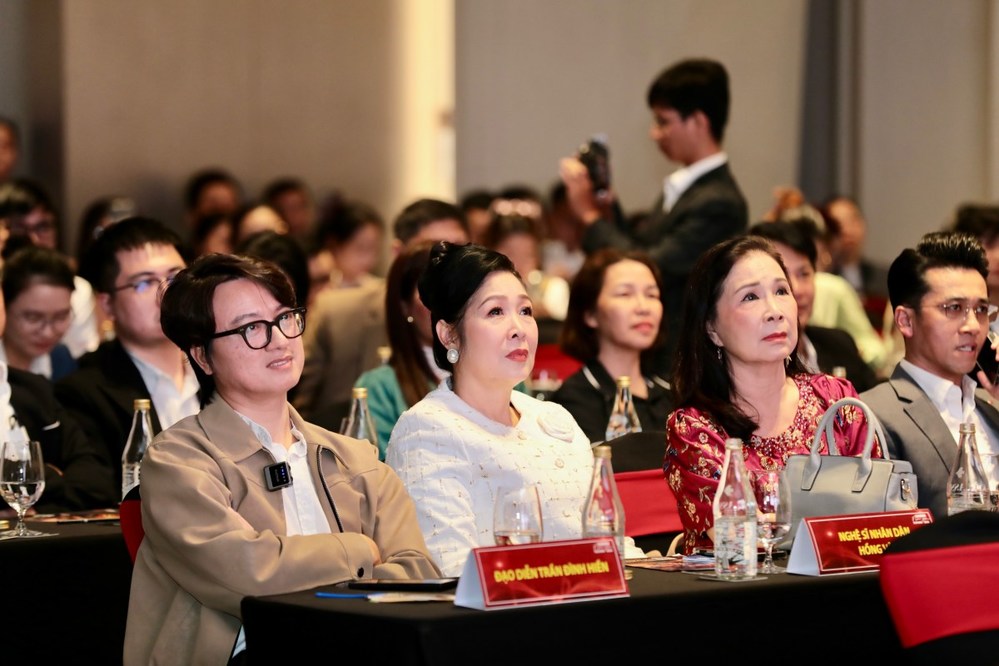 1765388243 543 Nha minh di thoi Tac pham tien phong dua