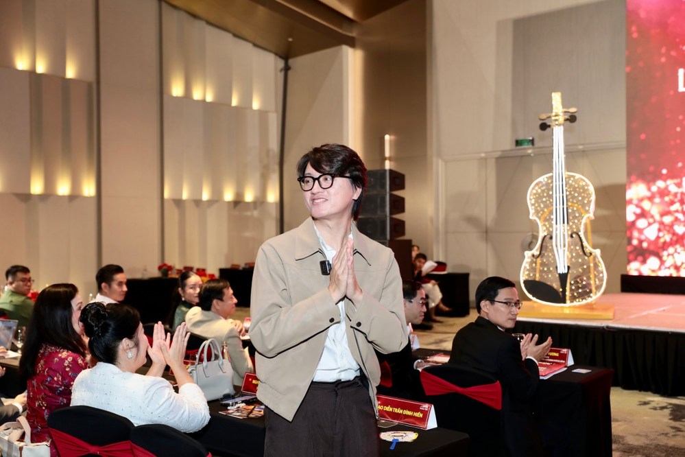 1765388244 827 Nha minh di thoi Tac pham tien phong dua