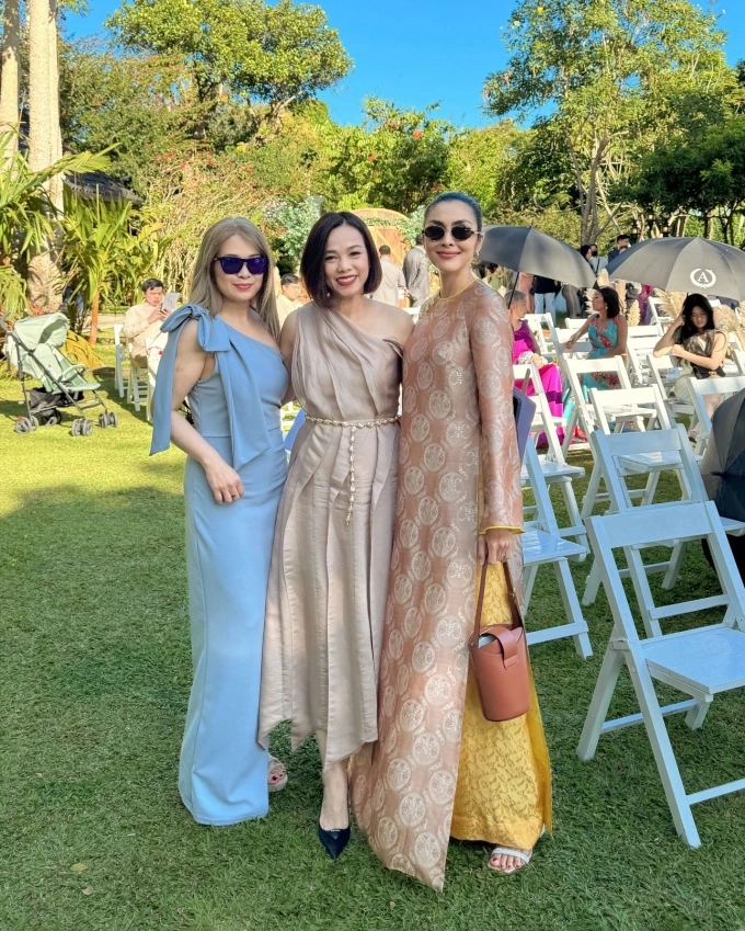 Tăng Thanh Hà gây sốt với một kiểu áo dài suốt nhiều năm 4 Nữ diễn viên nhận được nhiều lời khen trông sang trọng, trang nhã.