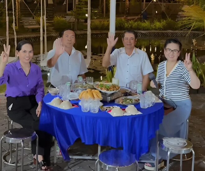 Thanh Đoàn và Hà Trí Quang làm sinh nhật hoành tráng cho 2 con chung, khoe ông nội tự tay trang trí tiệc cho cháu 5 Bố mẹ Thanh Đoàn và Hà Trí Quang thân thiết trong buổi tiệc.