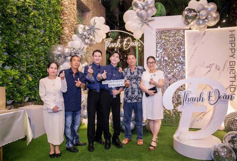 Thanh Đoàn và Hà Trí Quang làm sinh nhật hoành tráng cho 2 con chung, khoe ông nội tự tay trang trí tiệc cho cháu 9 Cặp đôi được bố mẹ và người thân ủng hộ chuyện tình cảm.