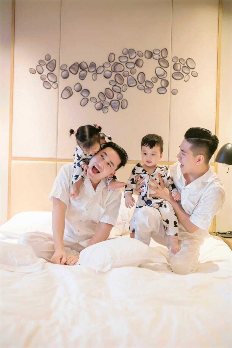 Thanh Đoàn và Hà Trí Quang làm sinh nhật hoành tráng cho 2 con chung, khoe ông nội tự tay trang trí tiệc cho cháu 14 Cặp đôi luôn tự tay chăm sóc 2 con chu toàn.