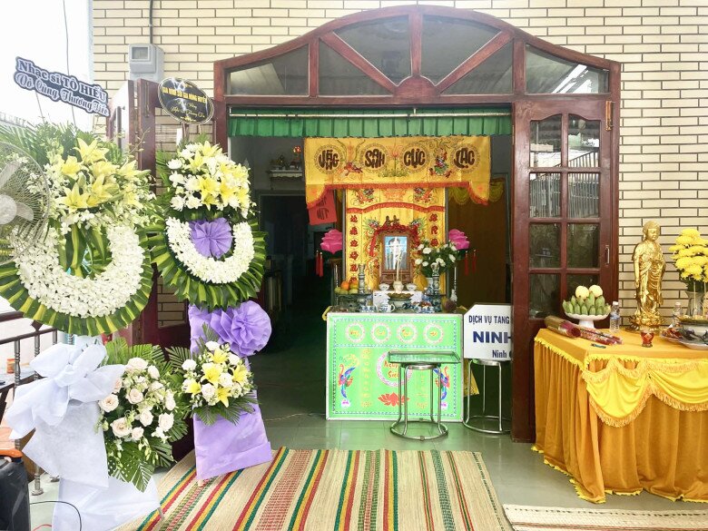 Đám tang Thương Tín: Cảnh nhà hiu quạnh gây xót xa, mẹ ruột 90 tuổi nay chịu cảnh mất con 2 Đám tang của Thương Tín tổ chức đơn giản tại quê nhà.