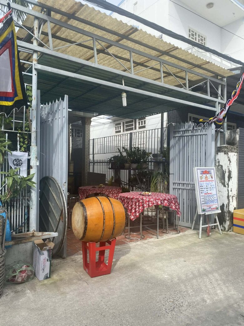 Đám tang Thương Tín: Cảnh nhà hiu quạnh gây xót xa, mẹ ruột 90 tuổi nay chịu cảnh mất con 3 Gia đình Thương Tín dọn 4 bàn, bày trí 4 mâm cỗ để tiếp khách viếng.