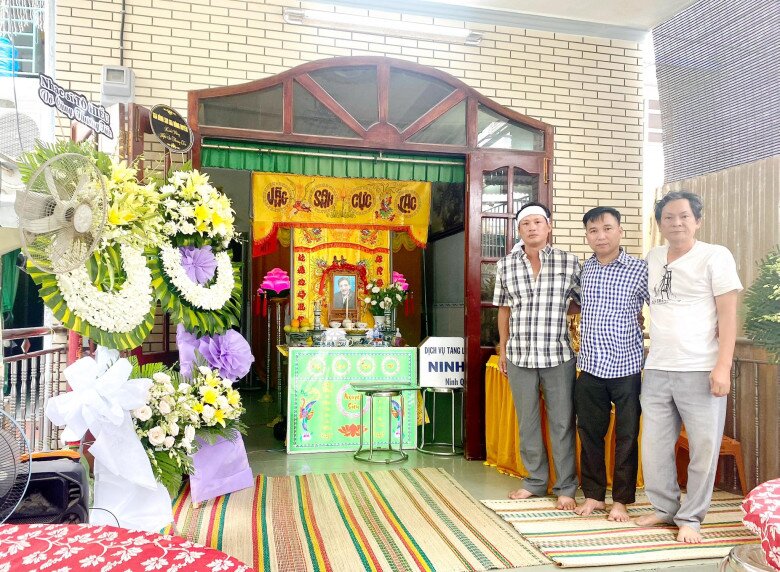 Đám tang Thương Tín: Cảnh nhà hiu quạnh gây xót xa, mẹ ruột 90 tuổi nay chịu cảnh mất con 6 Hình ảnh con trai Thương Tín - Thanh Tùng (bìa trái) đội tang bố.