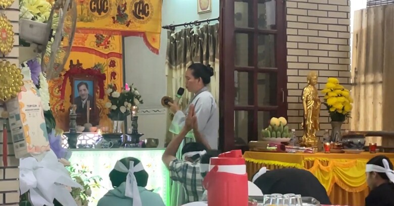 Đám tang Thương Tín: Cảnh nhà hiu quạnh gây xót xa, mẹ ruột 90 tuổi nay chịu cảnh mất con 4 Gia đình cố nghệ sĩ thực hiện nghi thức cúng bái.