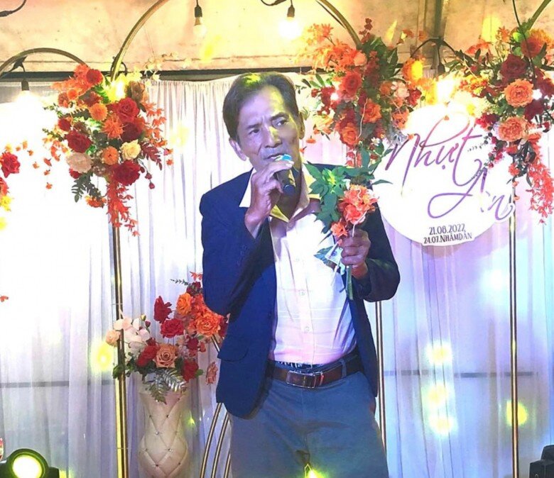 Đám tang Thương Tín: Cảnh nhà hiu quạnh gây xót xa, mẹ ruột 90 tuổi nay chịu cảnh mất con 10 Năm 2023, Thương Tín vẫn nhận show đi hát dù đã ở tuổi U70.