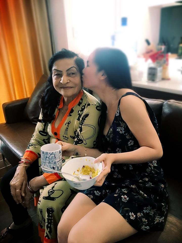 Mẹ chồng Ấn Độ của Võ Hạ Trâm báo hiệu sắp có người cháu thứ 3, nữ ca sĩ mơ thấy một bé trai mặt "thuần Việt" 4 Võ Hạ Trâm thân thiết với mẹ chồng, được bà cưng chiều như ruột thịt.