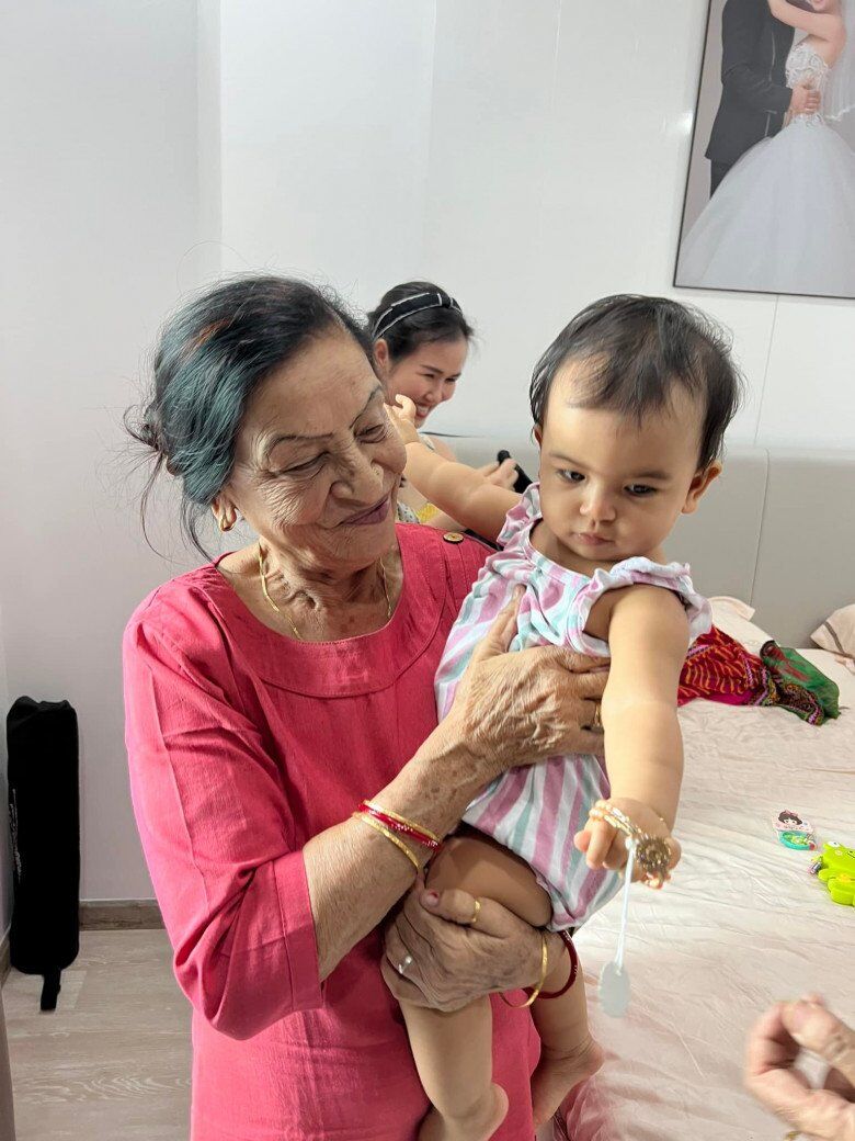 Mẹ chồng Ấn Độ của Võ Hạ Trâm báo hiệu sắp có người cháu thứ 3, nữ ca sĩ mơ thấy một bé trai mặt "thuần Việt" 5 Cô bé Moon được nhận xét là có ngoại hình giống bà nội như đúc.