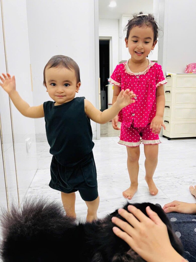 Mẹ chồng Ấn Độ của Võ Hạ Trâm báo hiệu sắp có người cháu thứ 3, nữ ca sĩ mơ thấy một bé trai mặt "thuần Việt" 8 2 nhóc tì lai Ấn thừa hưởng niềm đam mê âm nhạc từ mẹ.