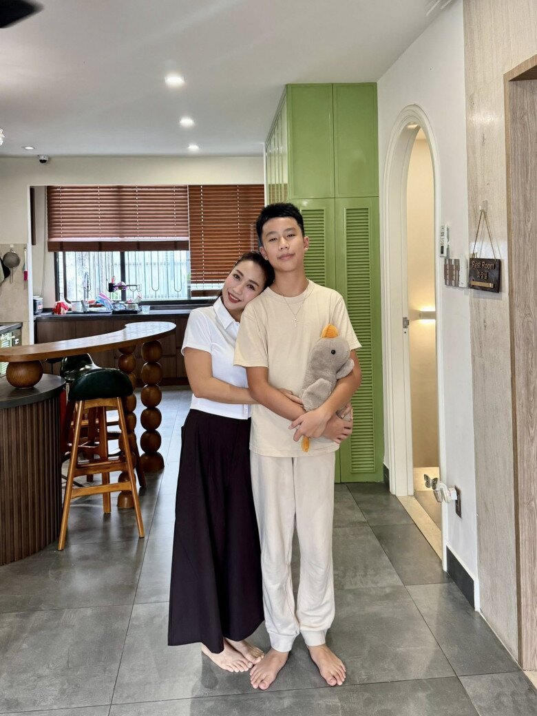 Con trai Ốc Thanh Vân ngại ngùng không muốn để mẹ hôn, 14 tuổi trổ mã cao lớn "dư sức" bế phụ huynh 3 Coca cao lớn phổng phao ở tuổi 14.