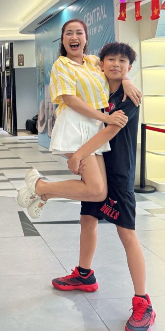 Con trai Ốc Thanh Vân ngại ngùng không muốn để mẹ hôn, 14 tuổi trổ mã cao lớn "dư sức" bế phụ huynh 4 Ốc Thanh Vân thích thú khi được con trai bế.