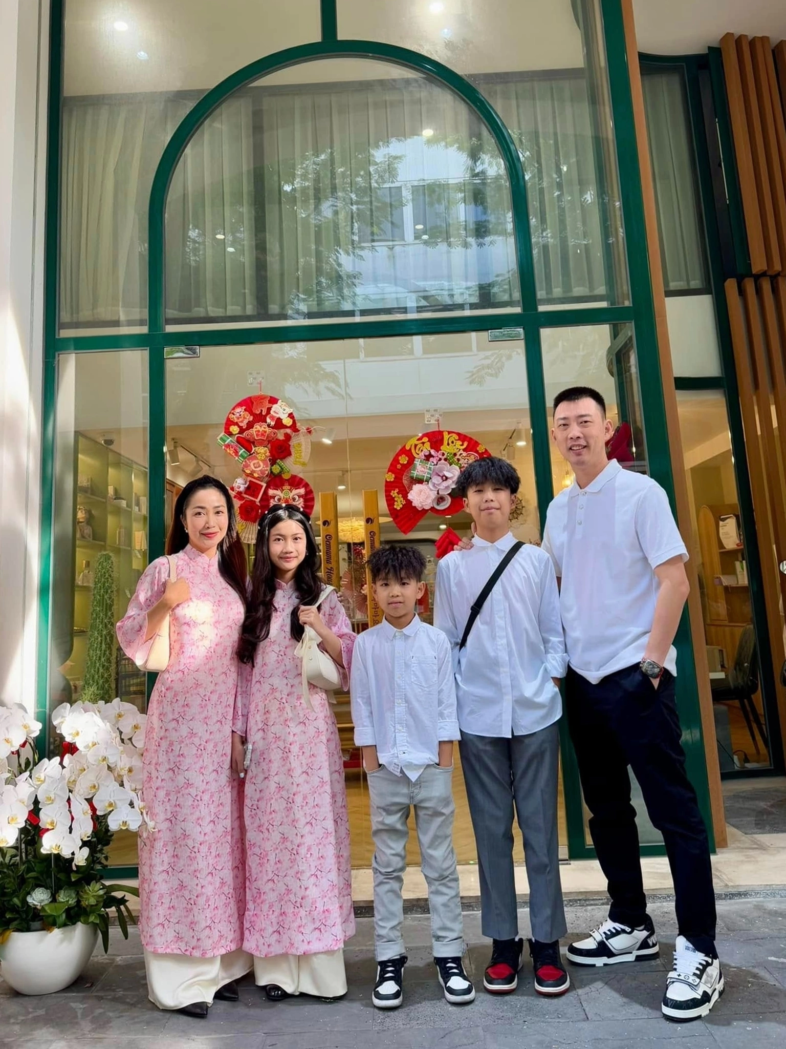 Con trai Ốc Thanh Vân ngại ngùng không muốn để mẹ hôn, 14 tuổi trổ mã cao lớn "dư sức" bế phụ huynh 6 Con trai Ốc Thanh Vân ngại ngùng không muốn để mẹ hôn, 14 tuổi trổ mã cao lớn amp;#34;dư sứcamp;#34; bế phụ huynh - 5