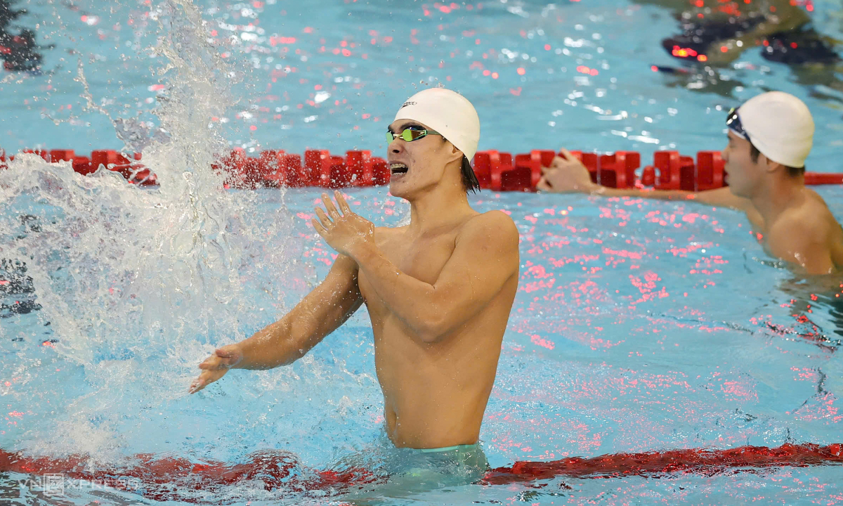 Hưng Nguyên đập mạnh xuống nước mừng chiến thắng bơi 200m hỗn hợp cá nhân nam ở khu thể thao Huamark, thành phố Bangkok, Thái Lan. Ảnh: Đức Đồng