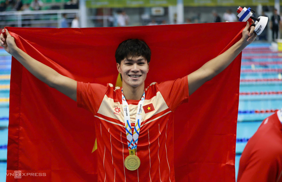 Trần Hưng Nguyên mừng HC vàng với người hâm mộ và phóng viên Việt Nam. Ảnh: Đức Đồng