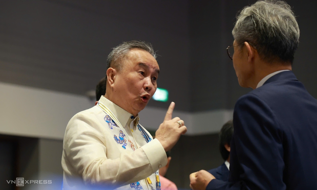 Chủ tịch Ủy ban Olympic Philippines AbrahamTolentino trao đổi với trọng tài. Ảnh: Đức Đồng