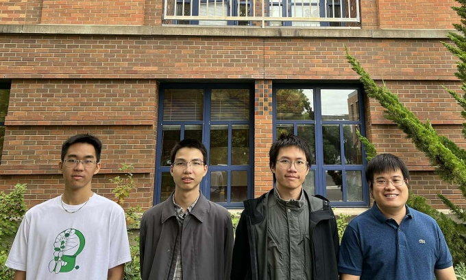 Thiện (ngoài cùng bên phải) và sinh viên tại Đại học Oregon. Ảnh: Nhân vật cung cấp