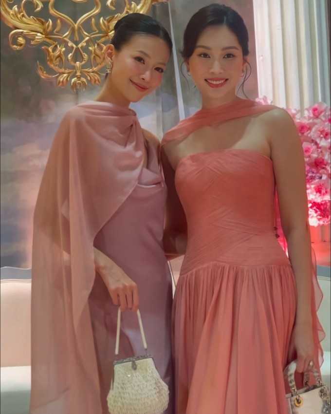 Phương Khánh được khen mặc đẹp ở 3 đám cưới nhà Johnathan Hạnh Nguyễn 3 Phương Khánh đọ sắc bên đàn chị Đặng Thu Thảo.