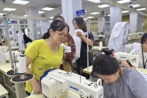 Sinh viên và giảng viên tăng ca may đồng phục gửi học sinh vùng mưa lũ