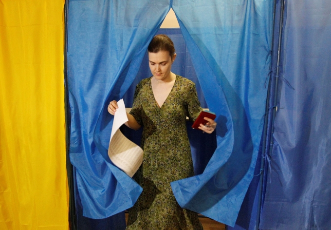 Cử tri Ukraine bỏ phiếu tại Kiev hồi tháng 7/2019. Ảnh: AFP