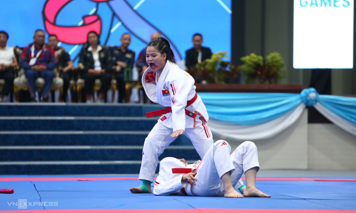 Hồng Ngọc (đứng) và Ngọc Bích trong bài thi quyền biểu diễn ở Nhà thi đấu Viện Bảo tàng quân đội Thái Lan, Bangkok sáng 10/12/2025. Ảnh: Đức Đồng