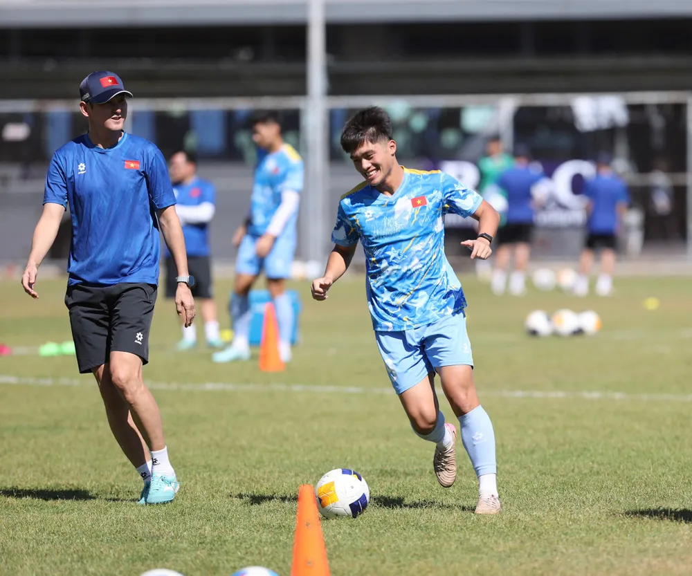 Quốc Việt và đồng đội thoải mái tinh thần cho mục tiêu 3 điểm ở trận cuối vòng bảng với Malaysia. Ảnh: ANH PHƯƠNG. soc-u-22-malaysia-khong-chap-nhan-bat-tay-viet-nam-de-loai-indonesia (3).jpg
