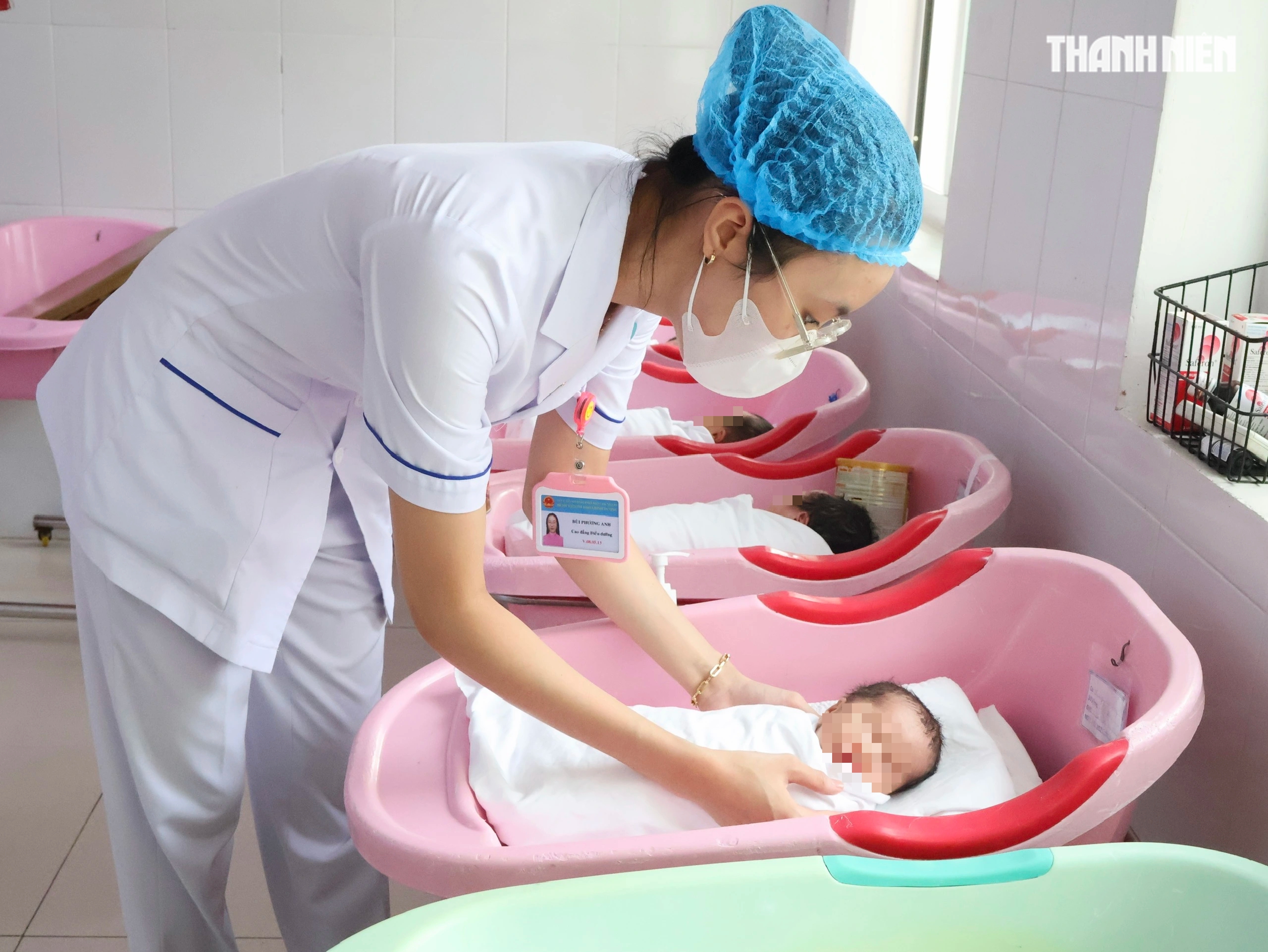 Sản phụ song thai được nối bàn tay đứt lìa ở TP.HCM: 'Tôi bật khóc'- Ảnh 7. Sản phụ song thai được nối bàn tay đứt lìa ở TP.HCM: 'Tôi bật khóc'- Ảnh 7.