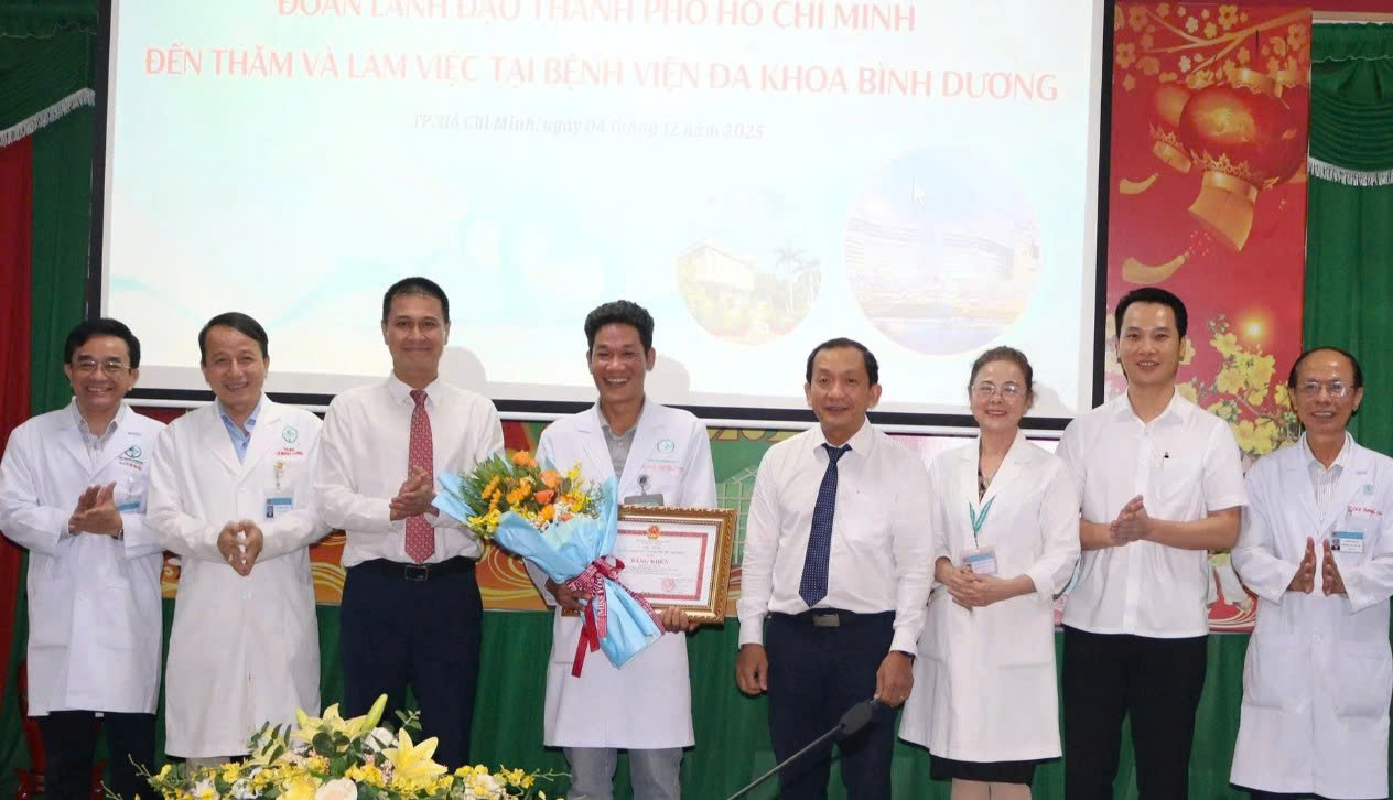 Sản phụ song thai được nối bàn tay đứt lìa ở TP.HCM: 'Tôi bật khóc'- Ảnh 11. Sản phụ song thai được nối bàn tay đứt lìa ở TP.HCM: 'Tôi bật khóc'- Ảnh 11.