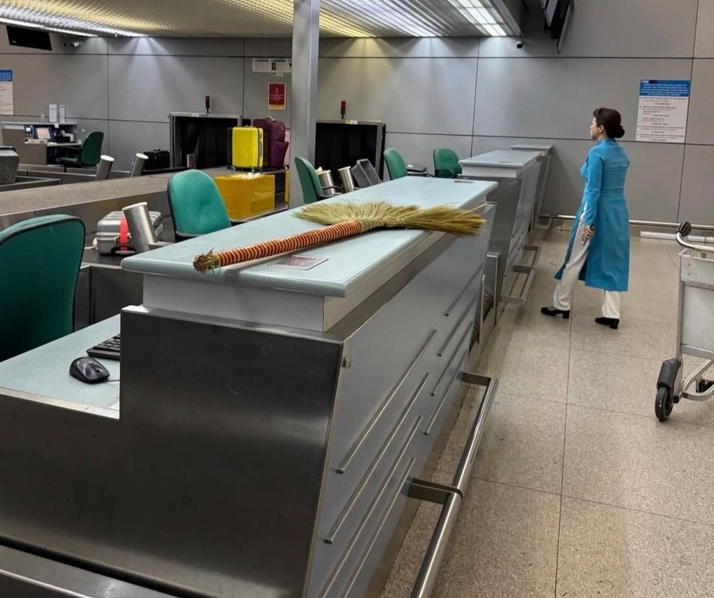 Hình ảnh khách Tây ôm chổi đót Việt Nam về nước gây xôn xao - 2