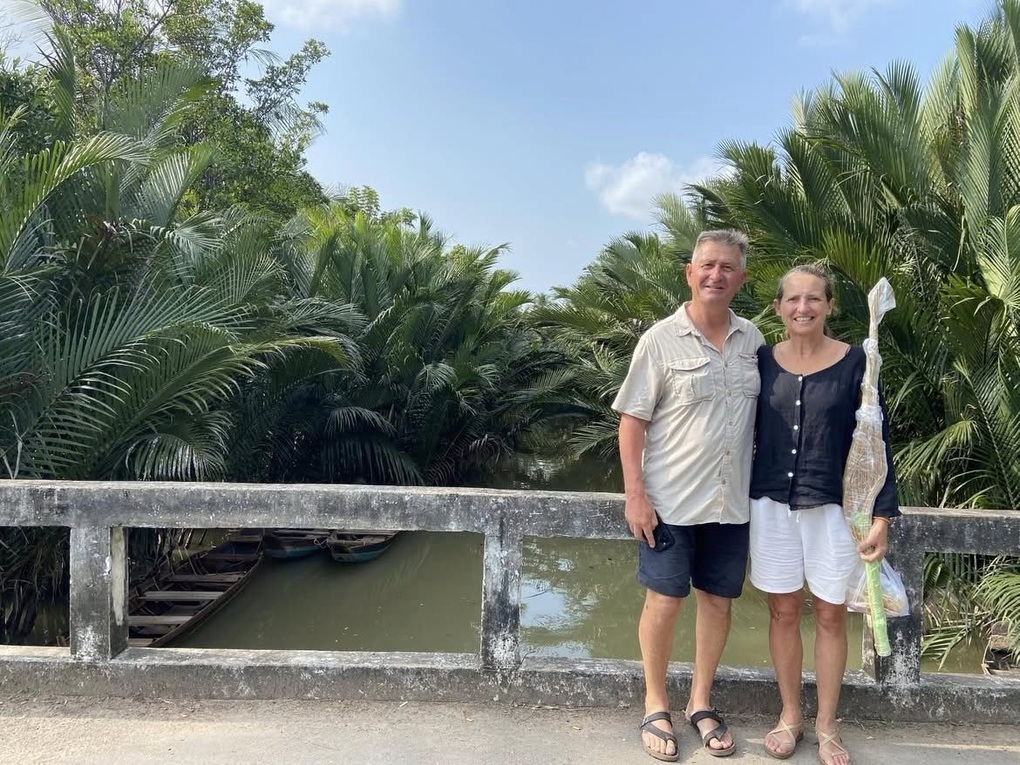 Hình ảnh khách Tây ôm chổi đót Việt Nam về nước gây xôn xao - 3