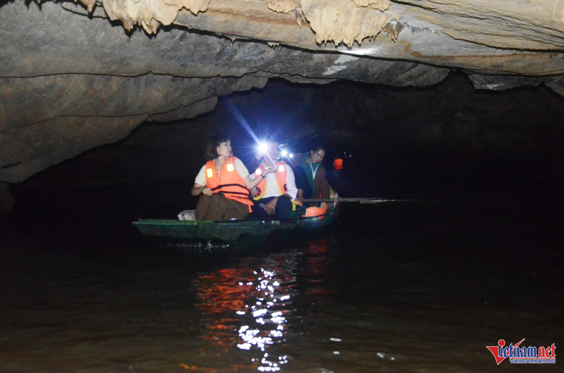 Khám phá hang động có nhũ đá hình tượng Phật ngồi thiền ở Ninh Bình 2 Hang Bụt là hang động xuyên thủy (xuyên qua nước) dài 500m, nằm xuyên trong lòng núi Tướng