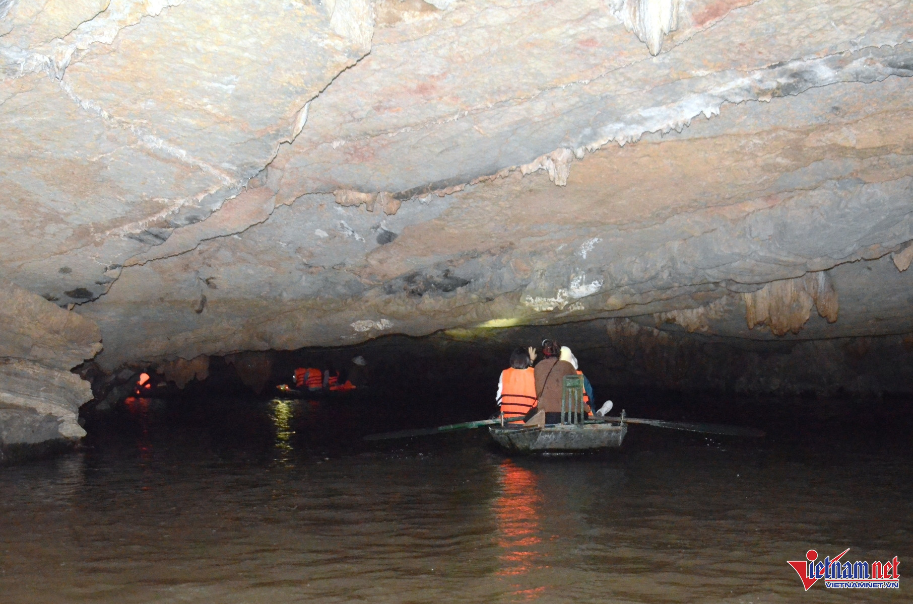 Khám phá hang động có nhũ đá hình tượng Phật ngồi thiền ở Ninh Bình 5 Bên trong hang Bụt có hình dáng như một đường ống hình bán nguyệt bằng đá