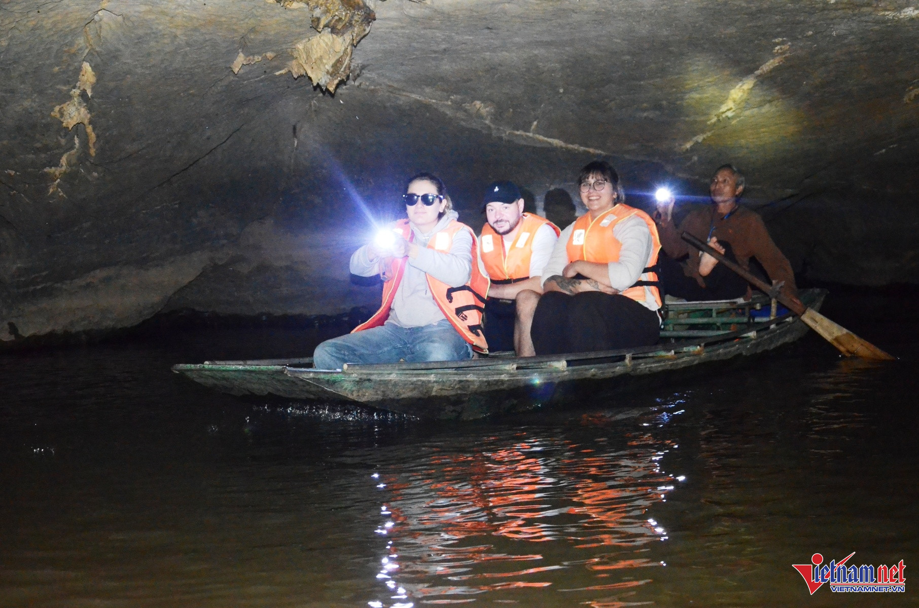 Khám phá hang động có nhũ đá hình tượng Phật ngồi thiền ở Ninh Bình 7 Rất nhiều du khách quốc tế và trong nước đến Thung Nham khám phá hang Bụt