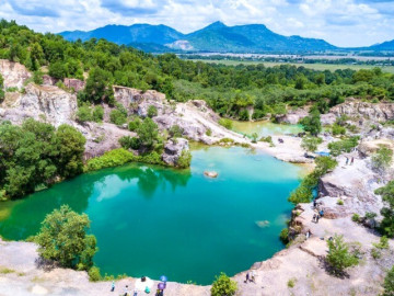 Khám phá hang động có nhũ đá hình tượng Phật ngồi thiền ở Ninh Bình 11 Hồ nào được ví Tuyệt Tình Cốc ở xứ sở thần tiên, là chốn bồng lai tiên cảnh ai cũng muốn đến một lần?