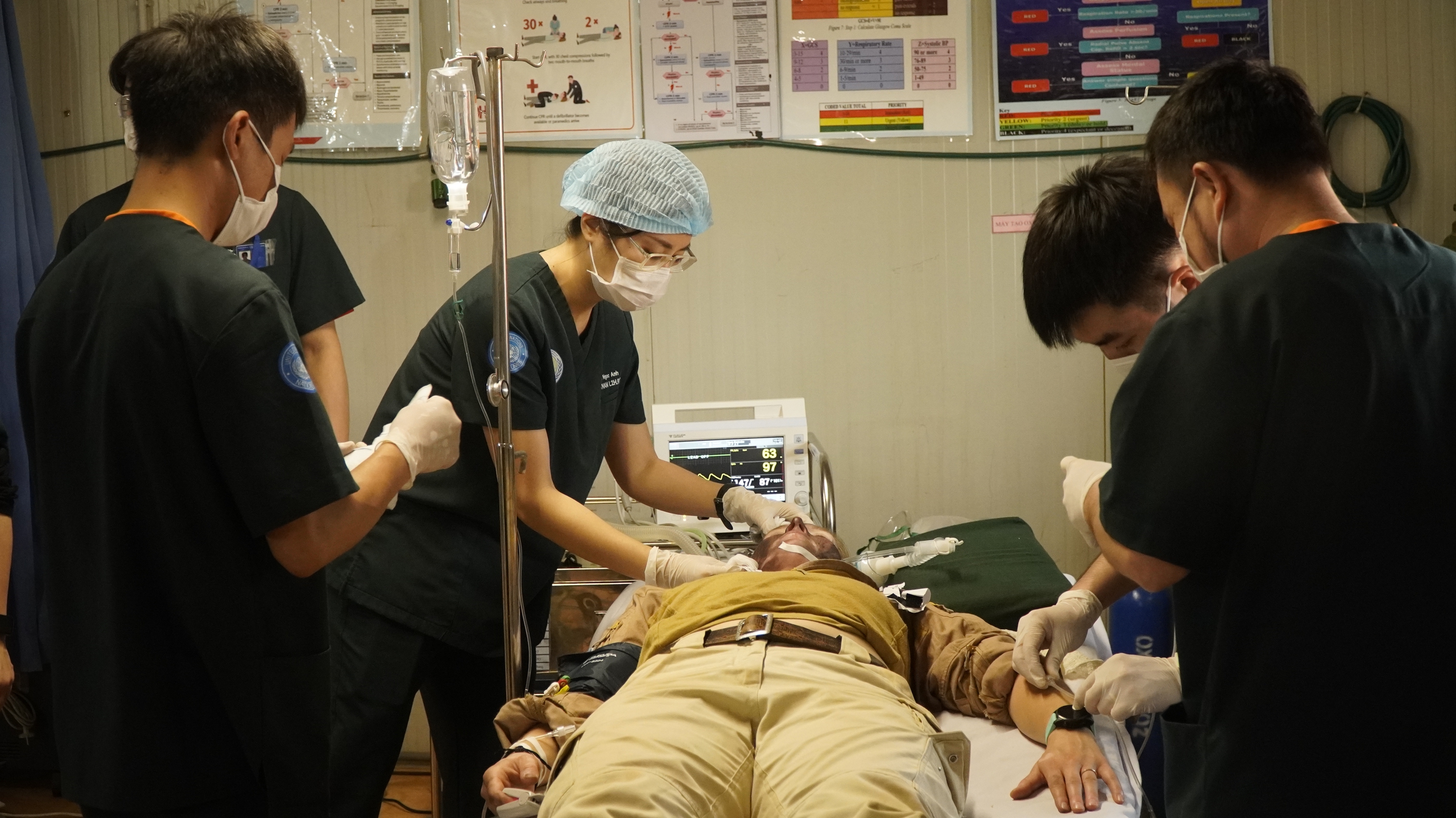 Bệnh viện dã chiến - Ảnh 2.