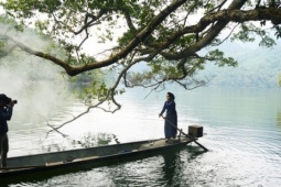 Rừng cổ thụ 'khoác áo mới' bên hồ nước ngọt đẹp nhất thế giới