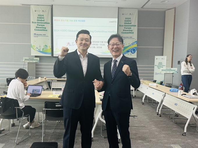 Juhern Kim (trái). Ảnh: LinkedIn/Juhern Kim