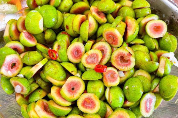 Những món ăn chế biến từ quả sung ngon líu lưỡi 2 Cho quả sung xanh vào trong thau lớn, rưới hỗn hợp nước mắm đã chuẩn bị lên trên rồi trộn đều hỗn hợp. Đợi khoảng 20 - 30 phút để sung ngấm gia vị và trở nên thơm ngon hơn.