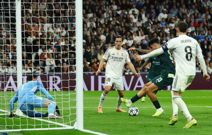 OReilly đá bồi cận thành, gỡ hòa 1-1 cho Man City trên sân Bernabeu. Ảnh: Reuters