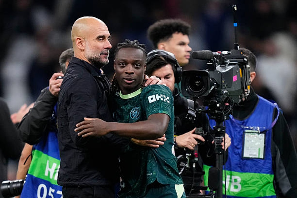 HLV Alonso điềm tĩnh trước áp lực, Pep Guardiola khen ngợi học trò - 3