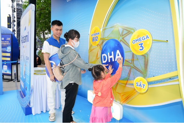 Hiền Thục, Phương Mỹ Chi, Bùi Công Nam xuất hiện tại đêm nhạc thuộc chuỗi sự kiện Vũ trụ dưỡng chất One Aptamil - Ảnh 3.