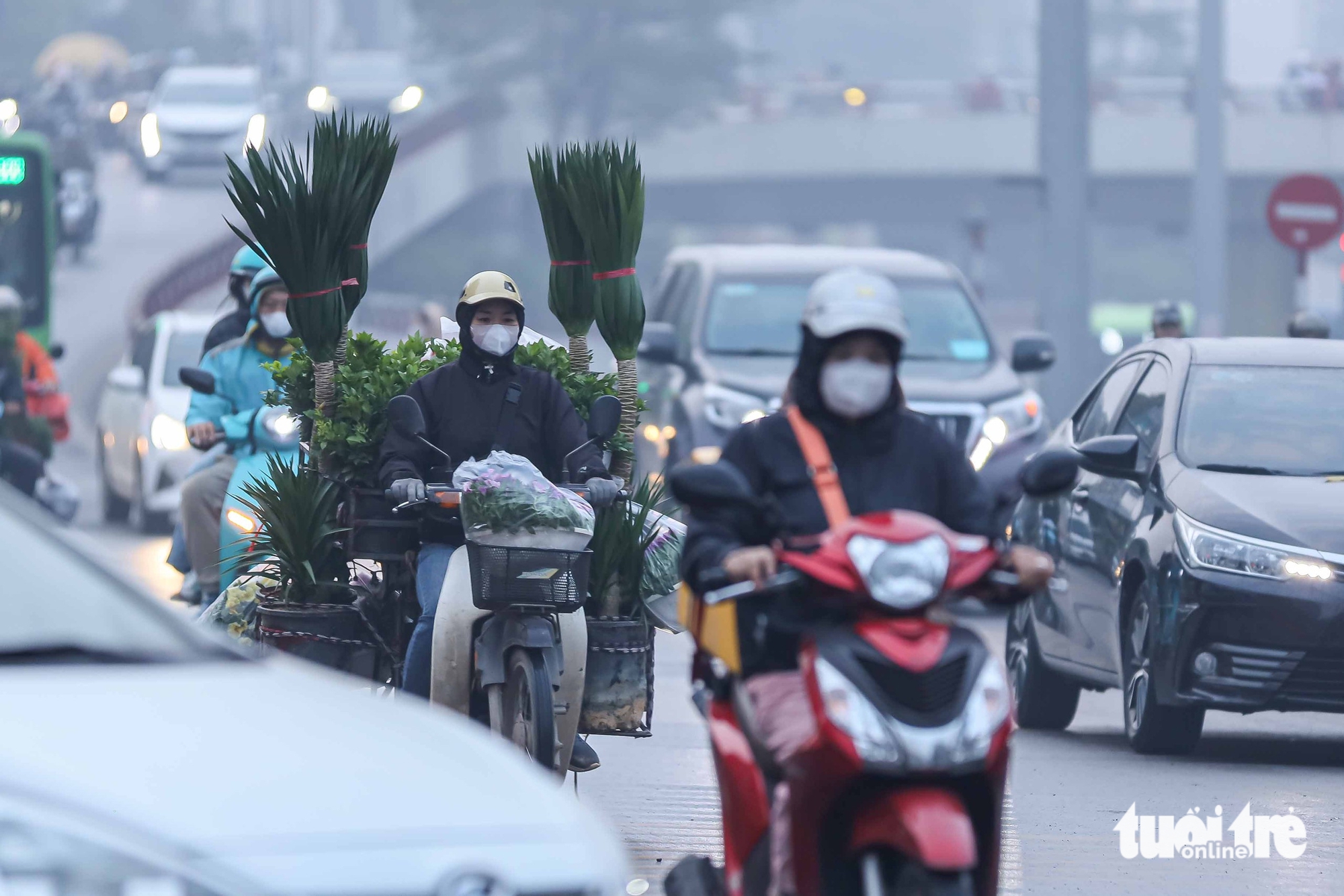 Sáng nay, ô nhiễm không khí ở Hà Nội chuyển sang cảnh báo tím, người dân cần hạn chế ra ngoài 3 Sáng nay, ô nhiễm không khí ở Hà Nội chuyển sang cảnh báo tím, người dân cần hạn chế ra ngoài - Ảnh 3.
