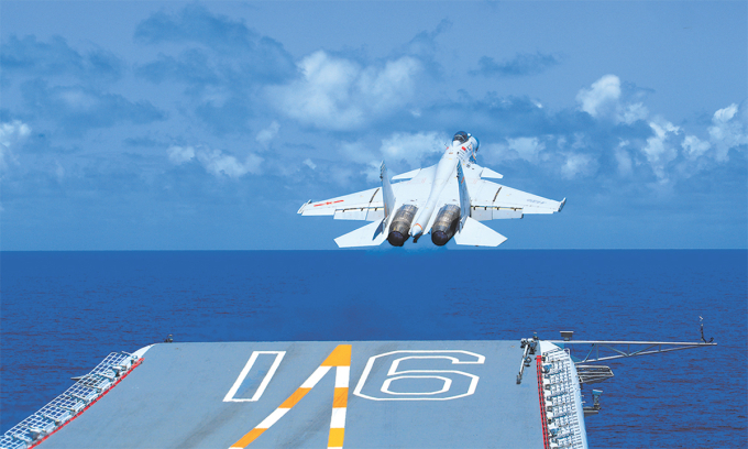 Tiêm kích hạm J-15 cất cánh từ tàu sân bay Liêu Ninh tháng 4/2020. Ảnh: PLA