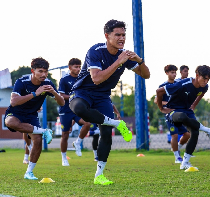 Trung vệ đội trưởng Ubaidullah Shamsul (giữa) tập luyện cùng đội tuyển U22 Malaysia tại Thái Lan ngày 9/12/2025. Ảnh: FAM