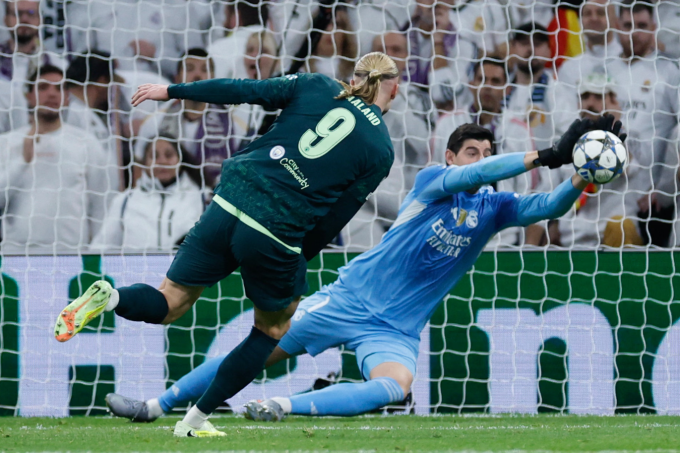 Thibaut Courtois cản cú sút gần của Erling Haaland cuối hiệp một. Ảnh: AFP