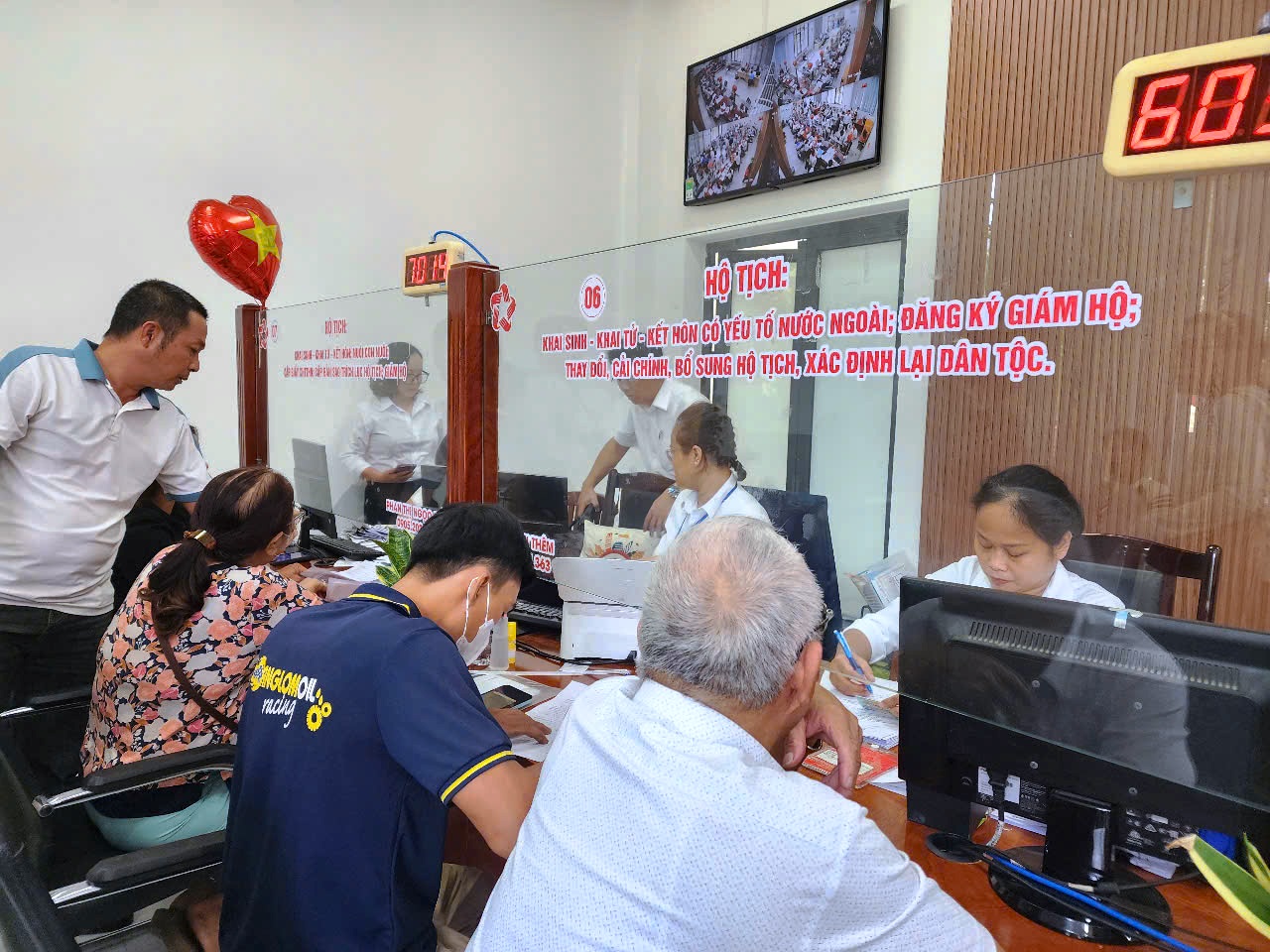 Hơn 54.500 cán bộ, viên chức sẽ được tăng lương theo KPI 2 Đà Nẵng: Hơn 54.500 cán bộ, viên chức sẽ được tăng lương theo KPI - Ảnh 2.